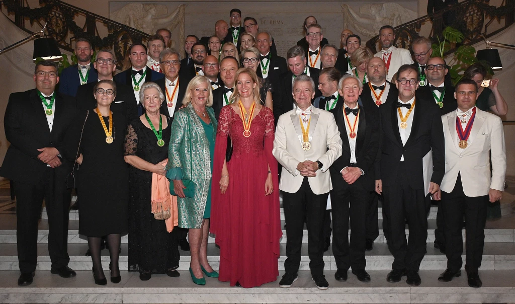 Photo de membres de l'Ordre des Coteaux de Champagne lors du Grand Chapitre des Vendanges