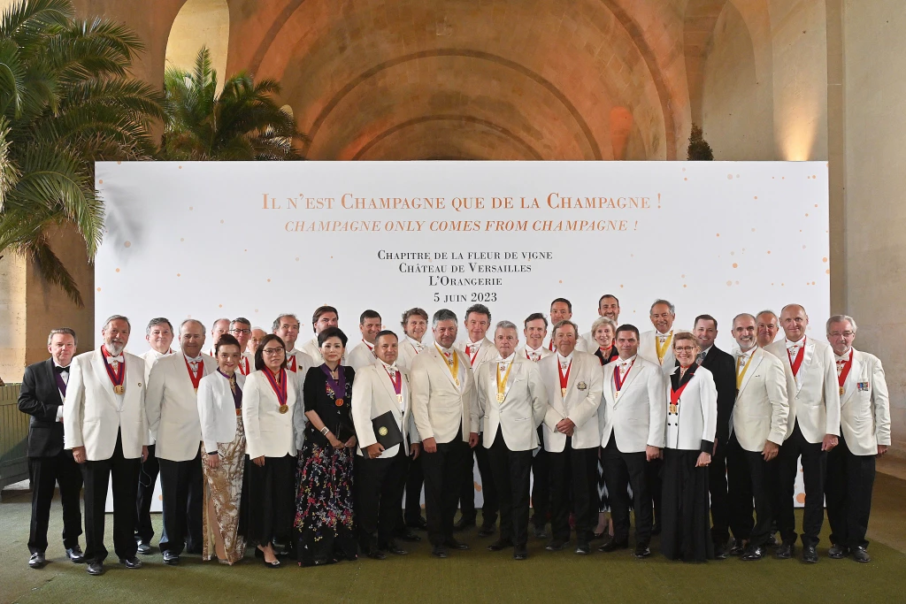 Photo de membres de l'Ordre des Coteaux de Champagne lors du Grand Chapitre de la Fleur de Vigne