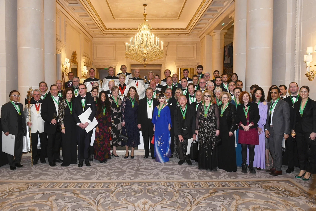 Photo de membres de l'Ordre des Coteaux de Champagne lors du Grand Chapitre « Printemps de Paris »